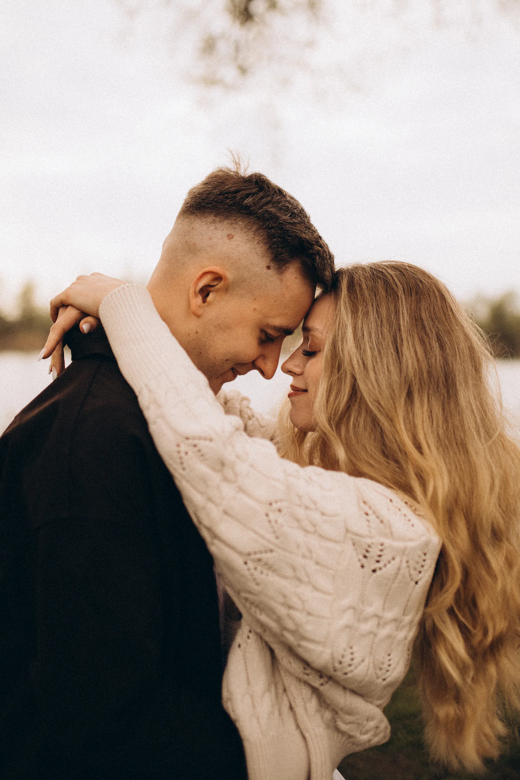 Kasia i Mateusz podczas sesji miłosnej o zachodzie słońca