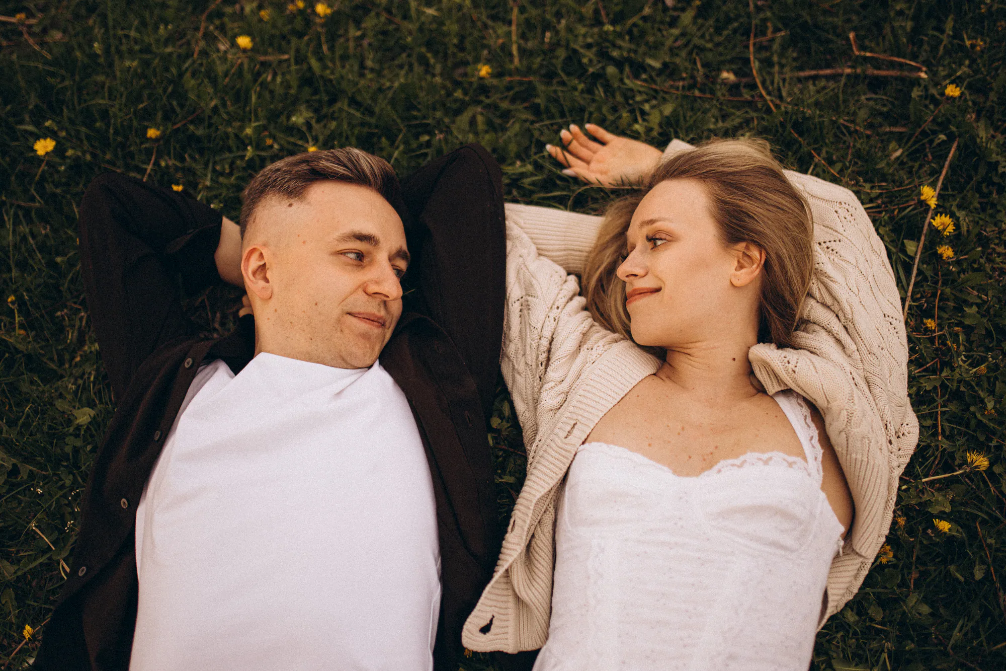 Kasia i Mateusz - sesja miłosna nad wodą w Przylasku Rusieckim, kadr 8