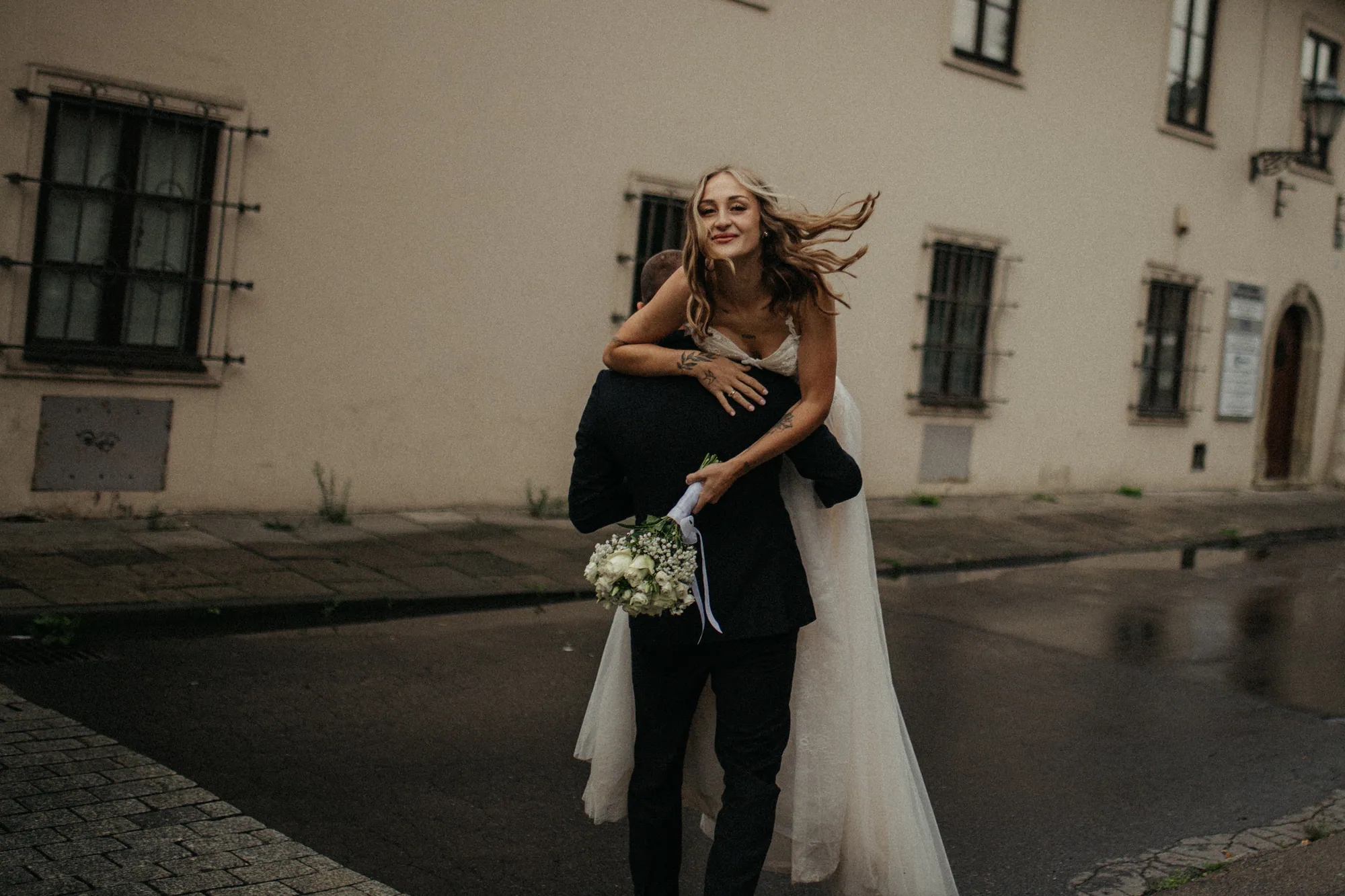Klaudia i Łukasz - sesja poślubna na krakowskim Rynku, kadr 22